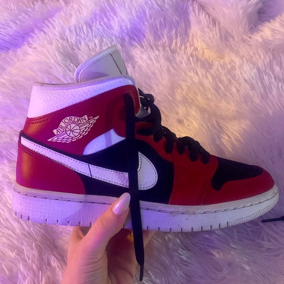 Women’s Air Jordan 1 mid ‘Gym Red Black’ US size 8 - Picture 4 of 6